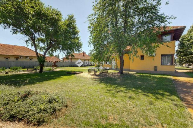 Eladó hotel, Cserkeszőlőn 159.5 M Ft, 8 szobás