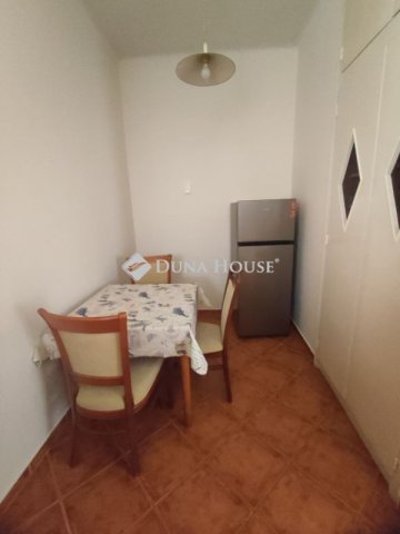 Kiadó téglalakás, albérlet, Pécsett 170 E Ft / hó, 2 szobás