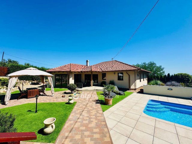 Eladó családi ház, Emődön 215 M Ft, 4 szobás