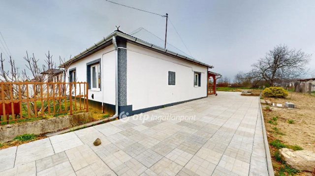 Eladó családi ház, Komorón 18.5 M Ft, 2 szobás