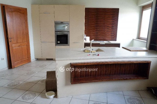 Eladó családi ház, Szegeden 390 M Ft, 21+1 szobás