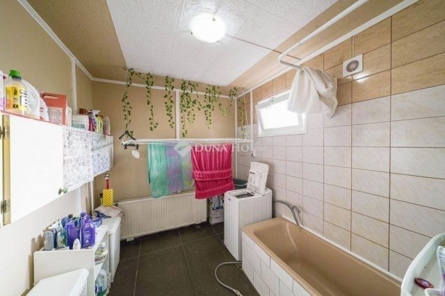 Eladó családi ház, Vecsésen 99 M Ft, 4 szobás