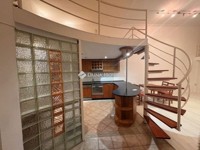 Eladó téglalakás, Budapesten, VI. kerületben 79.9 M Ft, 1 szobás