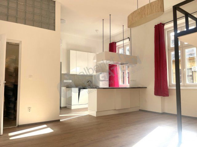 Kiadó téglalakás, albérlet, VI. kerületben, Nagymező utcában