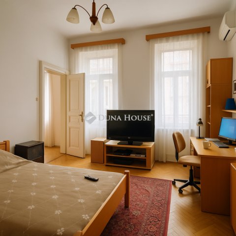 Eladó téglalakás, Budapesten, VI. kerületben 136 M Ft, 1 szobás