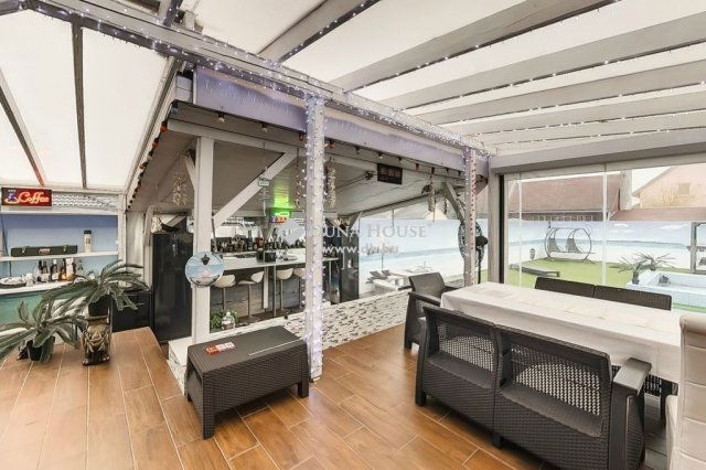 Eladó családi ház, Szigethalmon 259.9 M Ft, 7 szobás