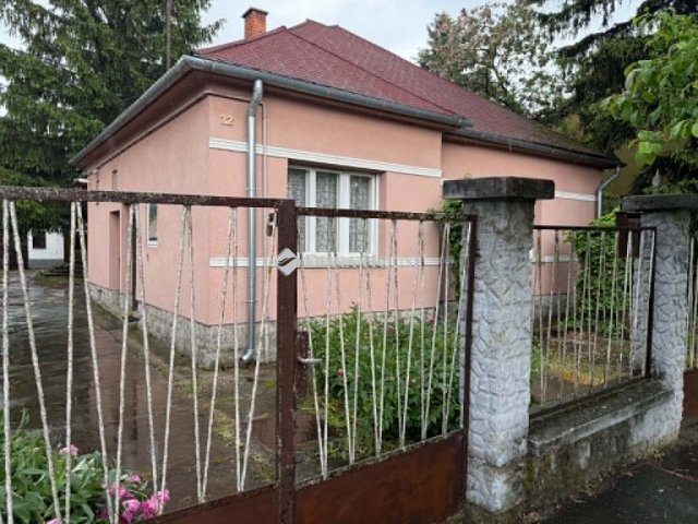 Eladó családi ház, Esztergomban, Dobogókői úton 80 M Ft