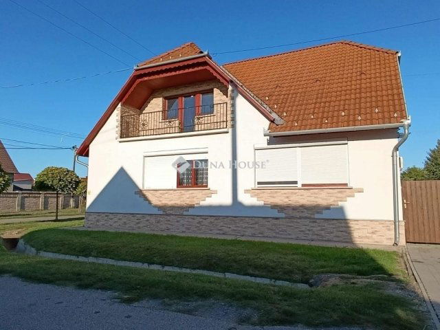 Eladó családi ház, Mohácson 99 M Ft, 4 szobás