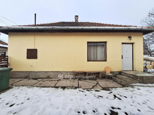 Eladó családi ház, Békésen 15 M Ft, 1+2 szobás