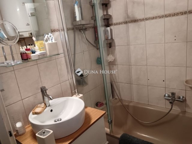 Eladó téglalakás, Pécsett 46.9 M Ft, 3 szobás