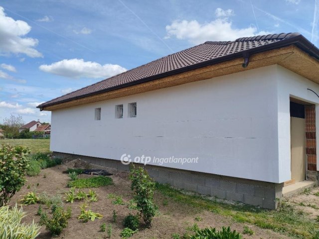 Eladó családi ház, Pusztaszabolcson 87.9 M Ft, 3 szobás