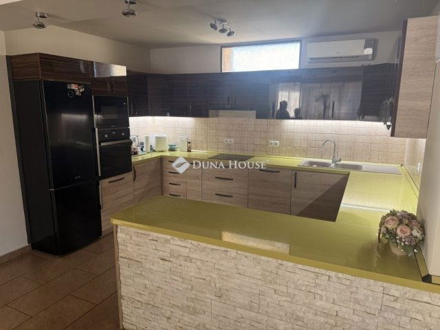 Eladó családi ház, Pécsett 125 M Ft, 5 szobás