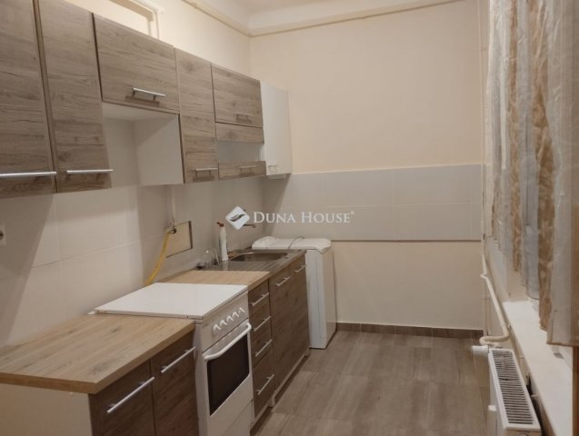 Eladó téglalakás, Pécsett 49.8 M Ft, 2 szobás