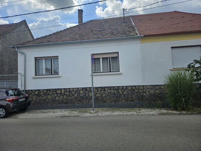 Eladó ikerház, Pápán 44.9 M Ft, 2+1 szobás