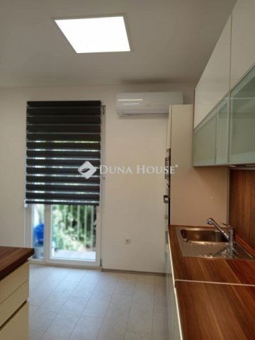 Eladó téglalakás, Komlón 33.9 M Ft, 3 szobás