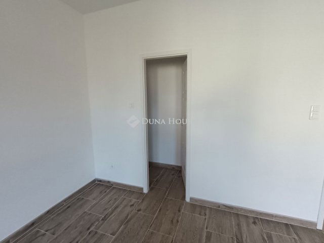Eladó téglalakás, Cegléden 31.9 M Ft, 1 szobás