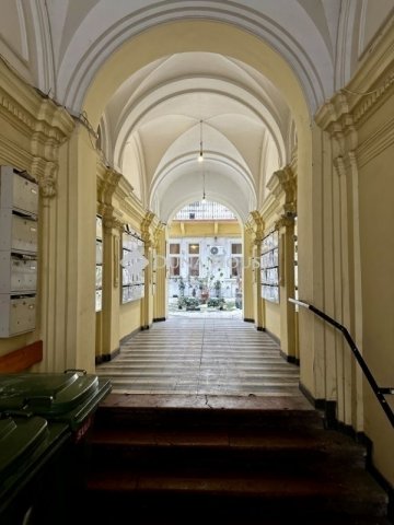 Eladó téglalakás, Budapesten, VI. kerületben 51.2 M Ft, 1 szobás