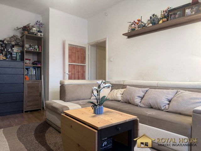 Eladó téglalakás, Budapesten, XVIII. kerületben, Építő utcában