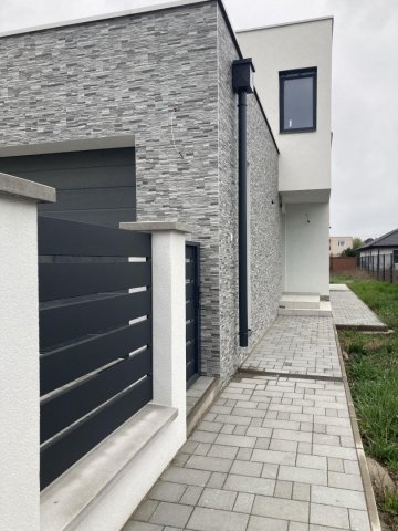 Eladó ikerház, Debrecenben 165 M Ft, 5 szobás