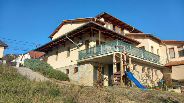 Eladó téglalakás, Szekszárdon 110 M Ft, 5 szobás