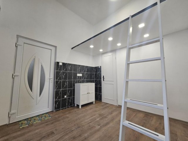 Eladó téglalakás, Kaposváron, Fő utcában 16.5 M Ft