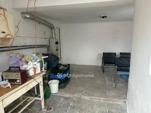 Eladó családi ház, Pécsett 60 M Ft, 3 szobás