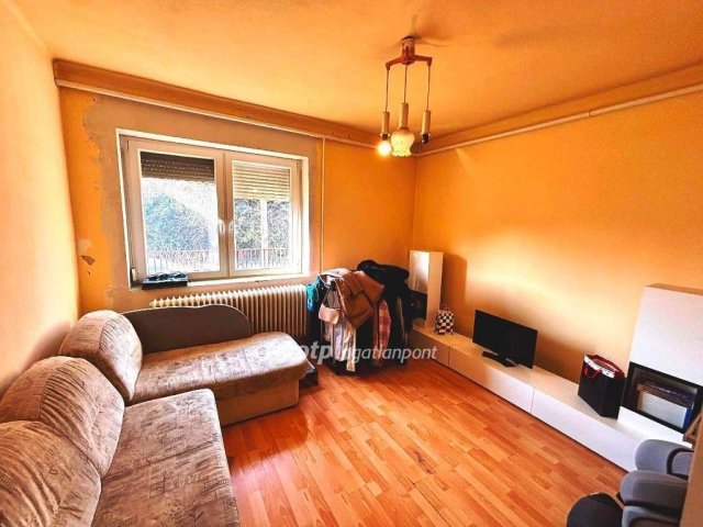 Eladó családi ház, Tasson 37 M Ft, 2 szobás