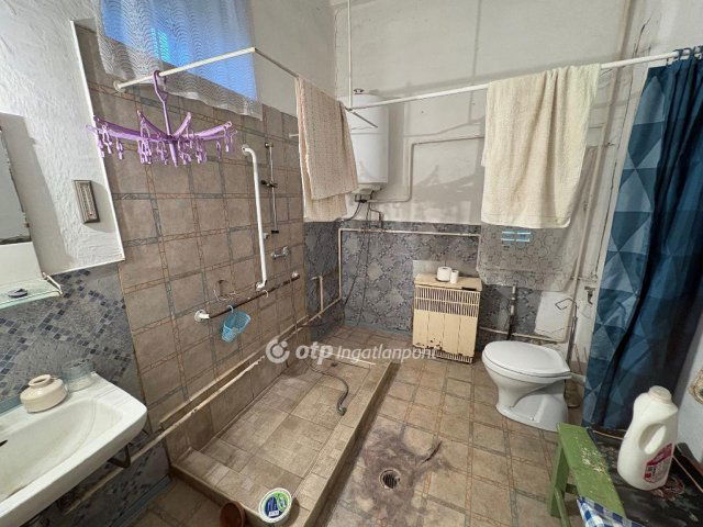 Eladó családi ház, Kisújszálláson 8 M Ft, 1+1 szobás