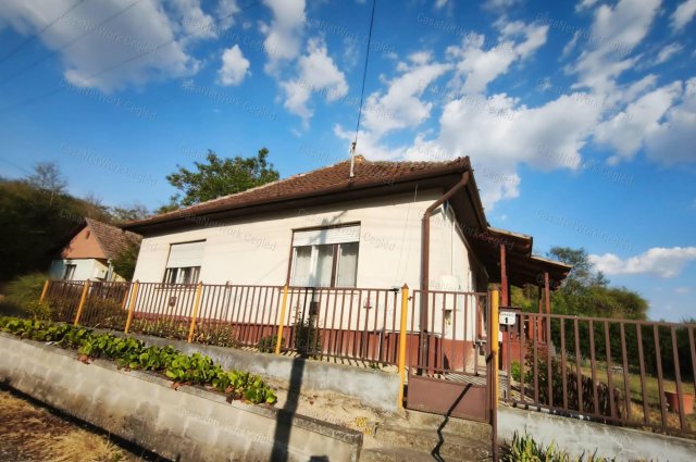 Eladó családi ház, Bényén 52.9 M Ft, 2 szobás