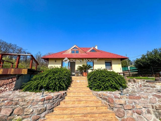 Eladó családi ház, Balatonalmádiban 169 M Ft, 6 szobás
