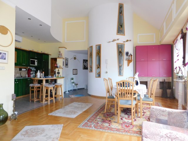 Eladó családi ház, Hévízen 128.9 M Ft, 7 szobás