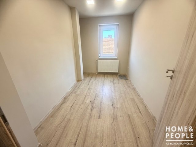 Eladó téglalakás, Szegeden 64.999 M Ft, 4 szobás