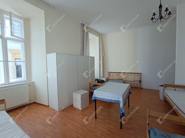 Eladó téglalakás, Sopronban 99.9 M Ft, 6 szobás