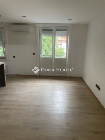 Eladó panellakás, Pécsett 64.99 M Ft, 3 szobás