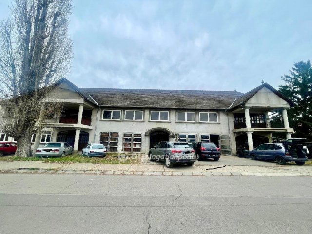 Eladó sorház, Pécsett 215 M Ft, 12+2 szobás