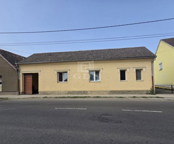 Eladó családi ház, Szászváron 25 M Ft, 5 szobás