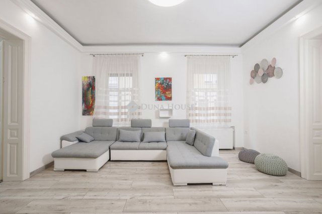 Eladó téglalakás, Pécsett 120 M Ft, 4 szobás