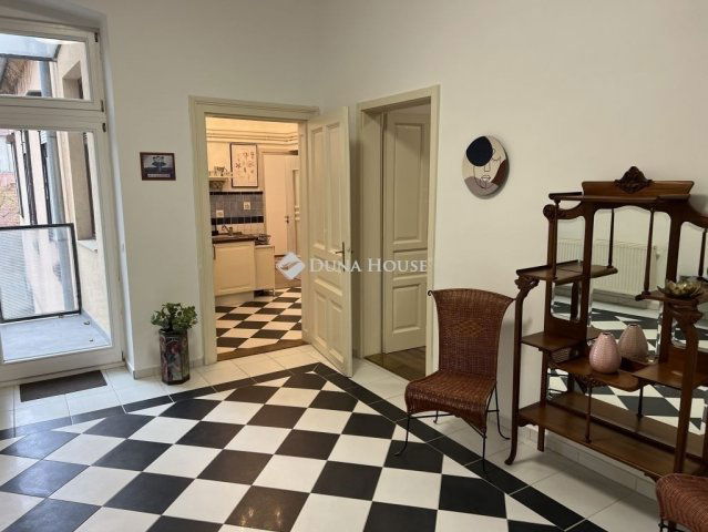 Eladó téglalakás, Pécsett 88.8 M Ft, 3 szobás