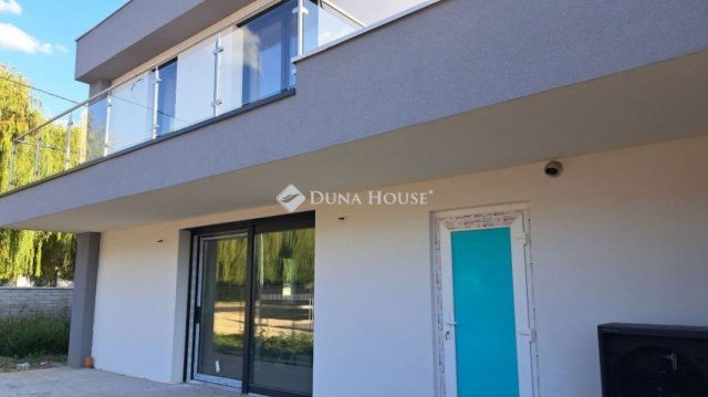 Eladó családi ház, Ajkán 79 M Ft, 4 szobás