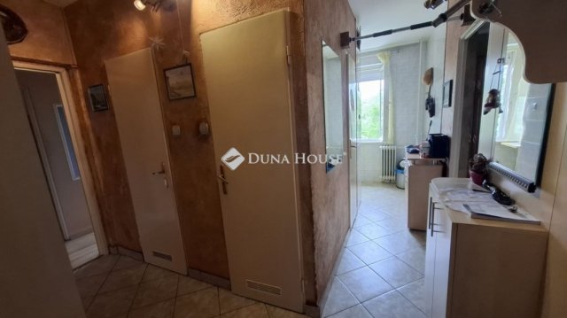 Eladó panellakás, Dunaújvárosban 32.9 M Ft, 3 szobás