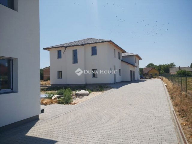 Eladó ikerház, Vecsésen 119 M Ft, 5 szobás
