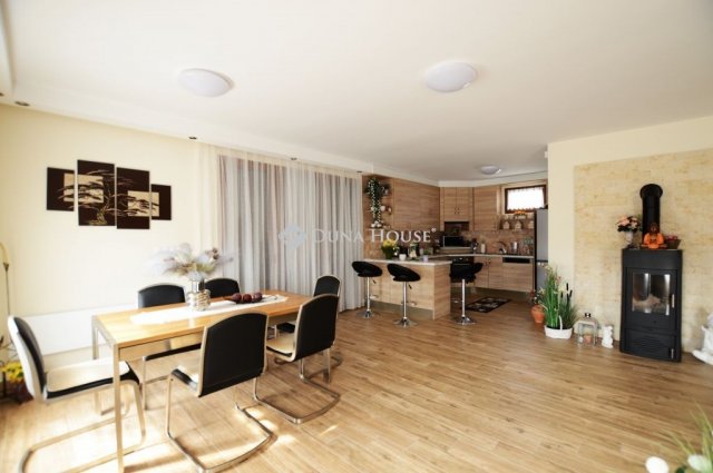 Eladó családi ház, Márkón 146 M Ft, 4 szobás