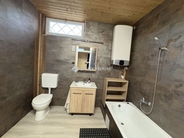 Eladó családi ház, Pécsett 89.9 M Ft, 7 szobás