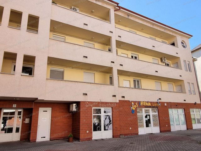 Eladó téglalakás, Szolnokon 59.9 M Ft, 4+1 szobás