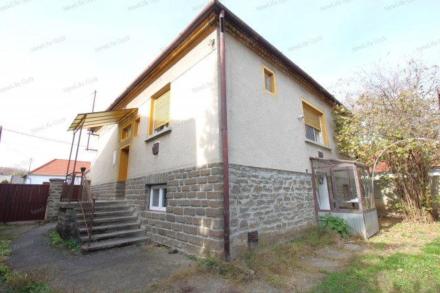 Eladó családi ház, Sárváron 57.9 M Ft, 5 szobás