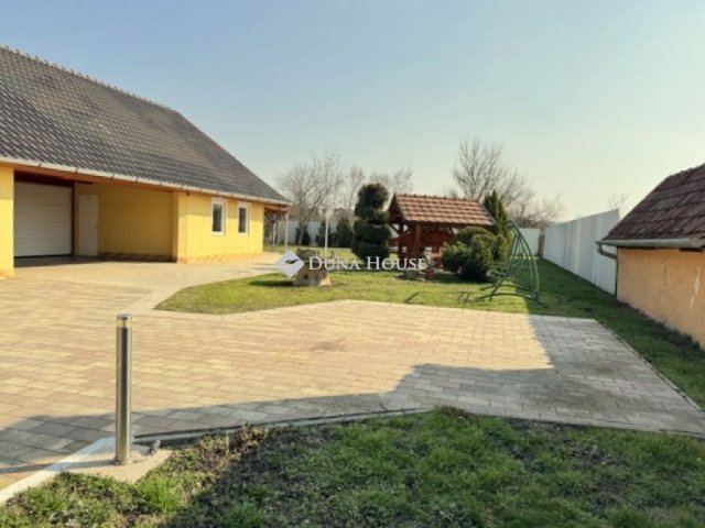 Eladó családi ház, Békéscsabán 89.9 M Ft, 6 szobás