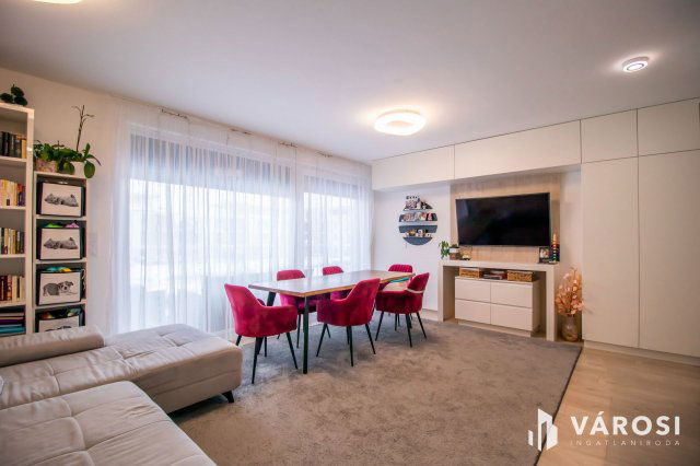 Eladó téglalakás, Székesfehérvárott 99 M Ft, 4 szobás