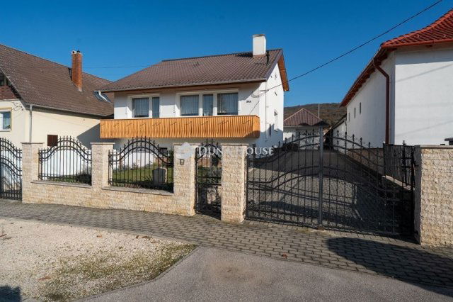 Eladó családi ház, Vértessomlón 149.9 M Ft, 7 szobás