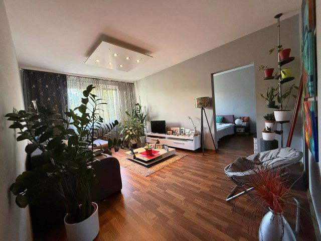 Eladó panellakás, Szegeden 62.9 M Ft, 1+3 szobás