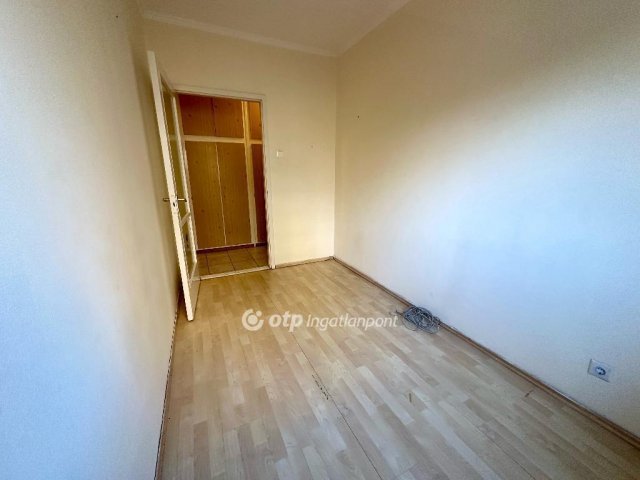 Eladó panellakás, Debrecenben 59.99 M Ft, 1+2 szobás